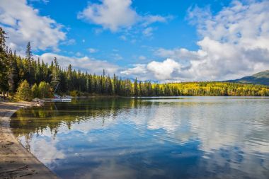 Temiz su piramit Gölü çam ormanlar yansıtır 