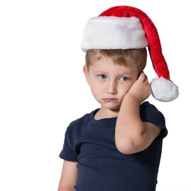 Noel Baba şapkalı üzgün çocuk 