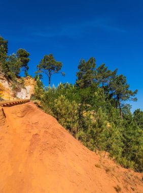 Benzersiz turuncu tepeler yeşil ağaçlar