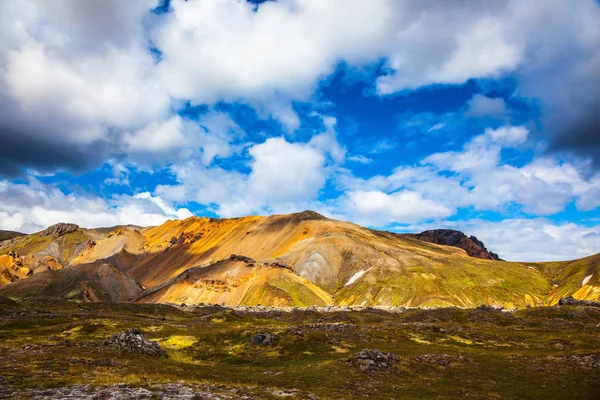Multi-gekleurde ryoliet bergen — Stockfoto