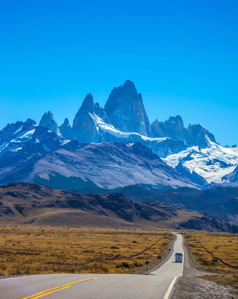 Car on highway leading to Fitz Roy — Stock Photo, Image