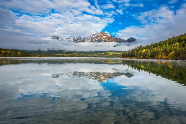 Limpar água Pirâmide Lago reflete florestas de pinheiros — Fotografia de Stock