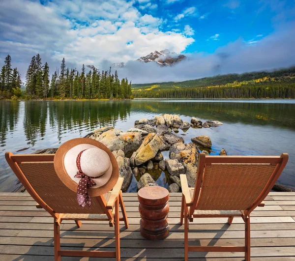 Ligstoelen op platform in de buurt van piramide Lake — Stockfoto