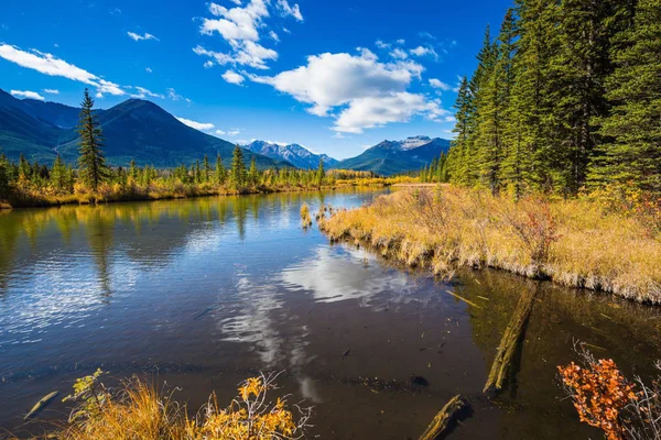 Shallow Lake Vermilion among mountains — Stock Photo, Image