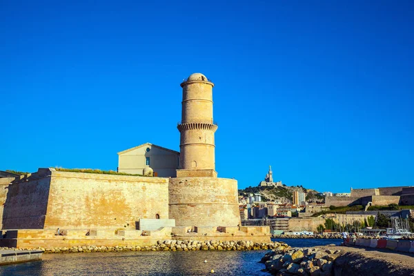 Fort avec tour de guet réfléchissant dans l'eau du port — Photo