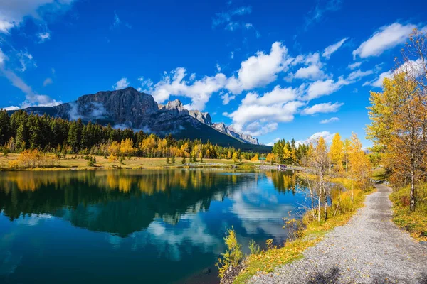 Lago rodeado por montanhas e aspens outono — Fotografia de Stock