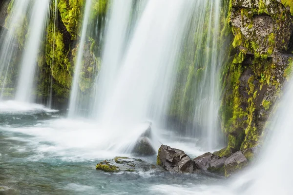 Potente cascata a cascata sulla scogliera muschiosa — Foto Stock