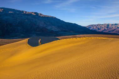 fotoğrafçı kumulları yürüyüş 