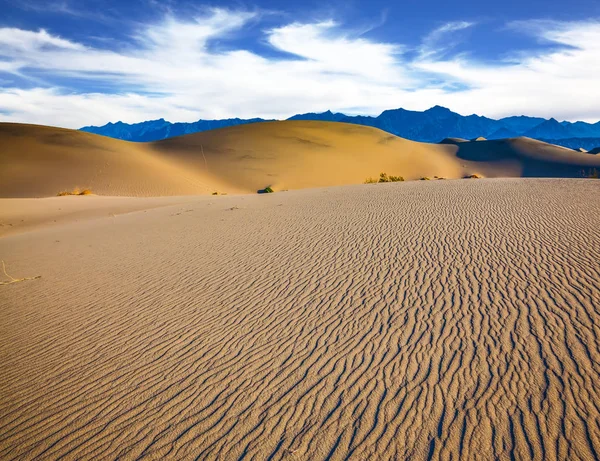 Vågor av gul sand — Stockfoto