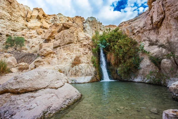砂漠の石の間で滝 — ストック写真