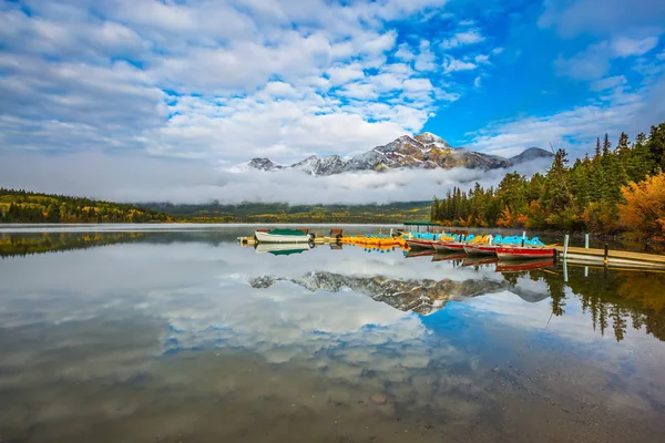 Πυραμίδα λίμνη, εθνικό πάρκο Jasper — Φωτογραφία Αρχείου