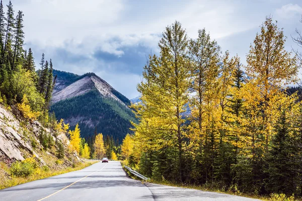 Camino de asfalto pasa entre picos — Foto de Stock