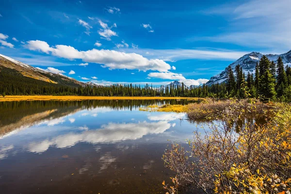 Cielo reflejado en el lago — Foto de Stock