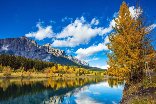 Pa? ac Bielawa vergeling omringen lake — Stockfoto