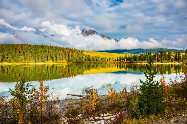Sjön bland skog och berg — Stockfoto