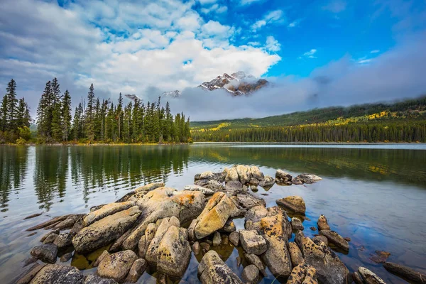 Small island in Lake Pyramid — Stock Photo, Image