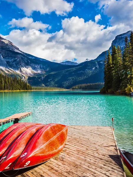 Lago Esmeralda em Montanhas Rochosas Canadenses — Fotografia de Stock