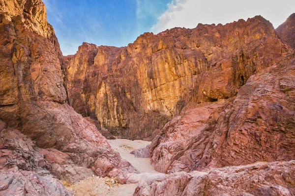 Mehrfarbiger schwarzer Canyon — Stockfoto