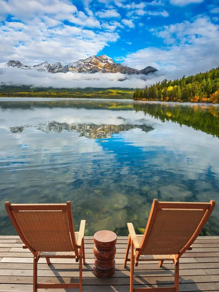 Twee ligstoelen op platform — Stockfoto