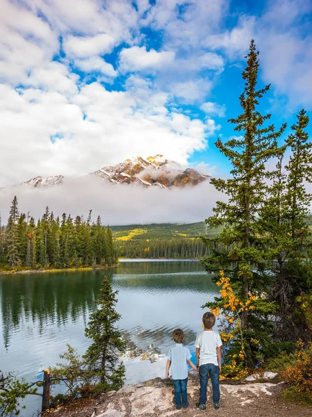 Jasper Park iki erkek — Stok fotoğraf