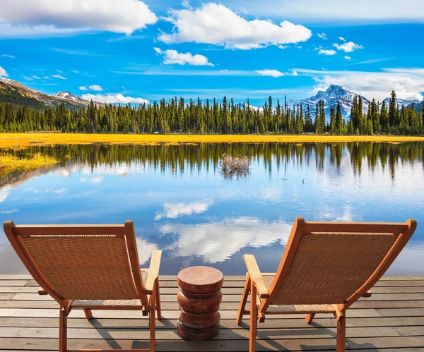 İki rahat şezlonglar 