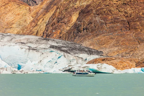 Ausflugsboot schwimmt zum Gletscher — Stockfoto