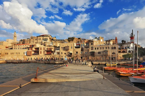 People walk on promenade — Stock Photo, Image