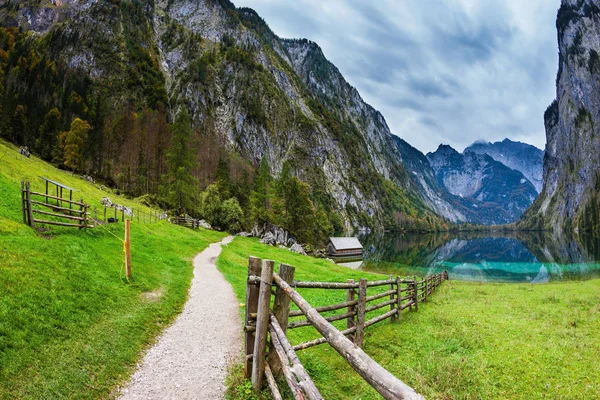 Lago e caminho cercado — Fotografia de Stock