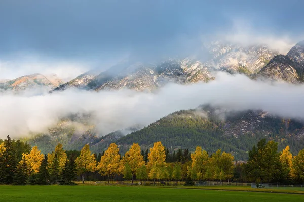 Herrlicher Herbst in den Bergen — Stockfoto