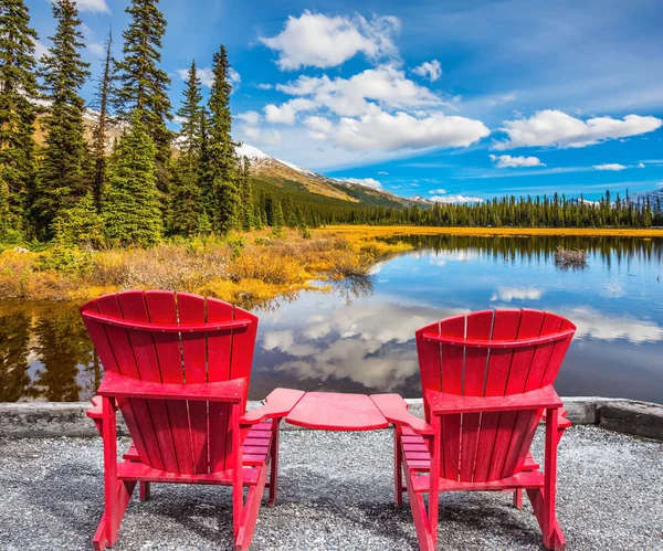 Dwa czerwone krzesła na jezioro — Zdjęcie stockowe