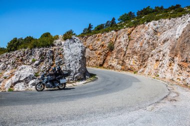 motosikletçiler sarp dağ yolu üzerinde