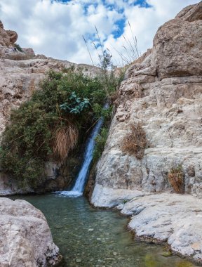 kayaların arasında şelale
