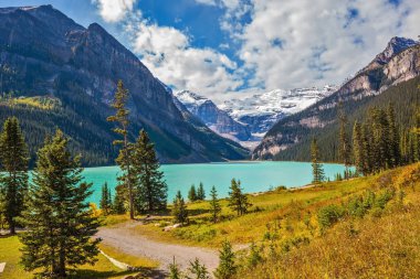 Lake Louise dağlarla çevrili