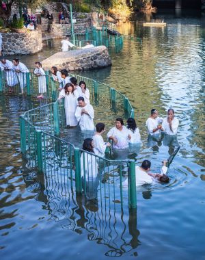 Hıristiyan hacıların Ürdün Nehri girme