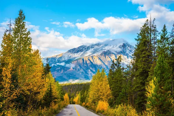 Rocky Dağları'nda otoyol — Stok fotoğraf