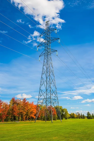 Stützmast für Hochspannungsleitung — Stockfoto