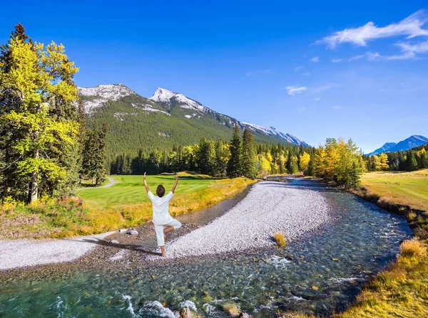 Frau macht Yoga — Stockfoto