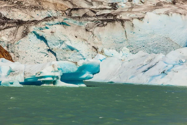 Glace du glacier coulant dans l'eau — Photo