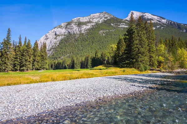 Torrente nella valle della montagna — Foto Stock