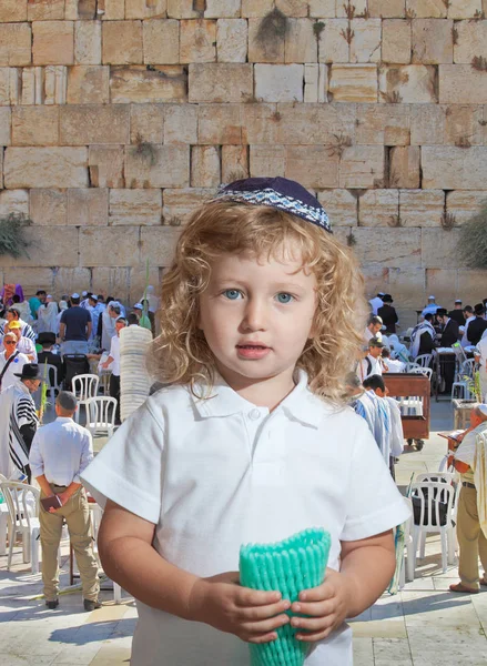 Niño de pie en el Muro Occidental del Templo — Foto de Stock