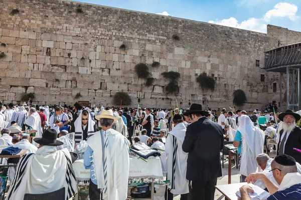 Grande multidão de judeus fiéis — Fotografia de Stock