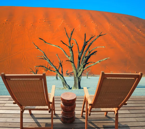 Bottom of dried lake Deadvlei and deckchairs — Stock Photo, Image