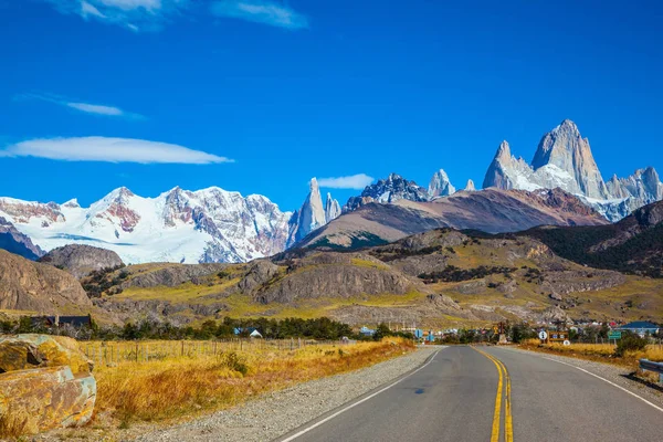 Highway and Andes mountains — Stock Photo, Image