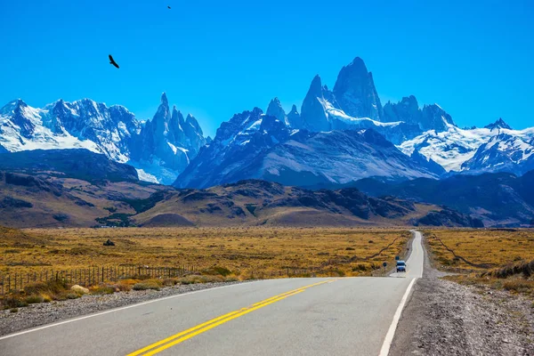 Carretera y montañas de los Andes — Foto de Stock