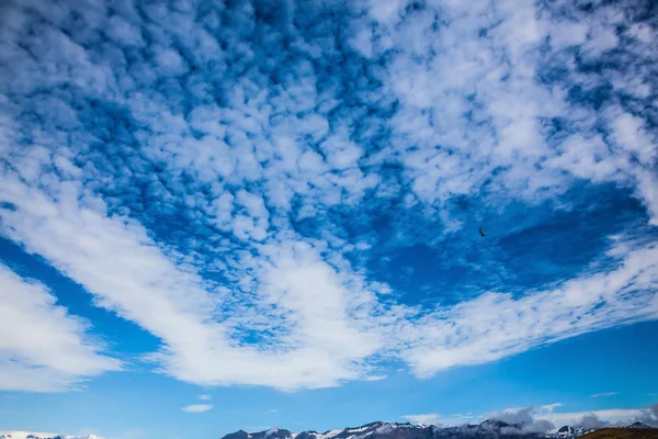 Γαλάζιο του ουρανού με σύννεφα πάνω από τα βουνά — Φωτογραφία Αρχείου