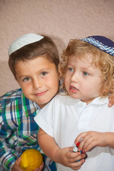 Dois adoráveis meninos judeus em crânio-bonés — Fotografia de Stock