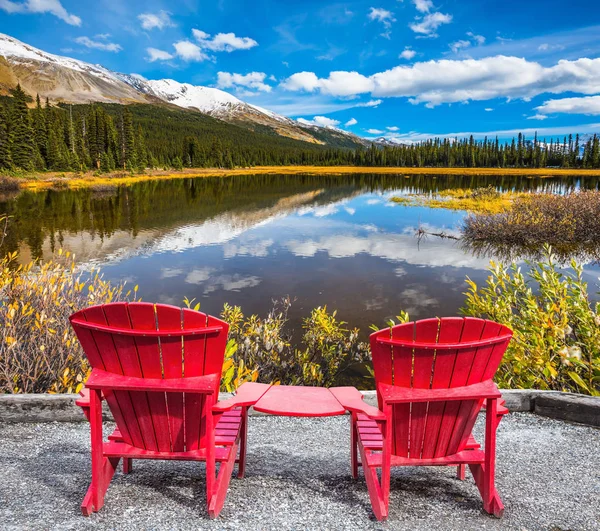 Comfortabele ligstoelen aan oever van lake — Stockfoto