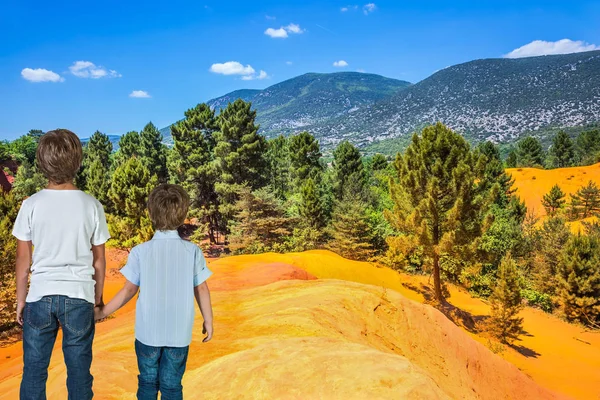 Deux garçons admirant les collines pittoresques — Photo