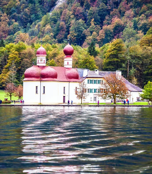 Červené kopule kláštera svatého Bartoloměje — Stock fotografie