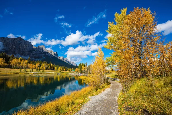 Pittoresco lago a Canmore — Foto Stock